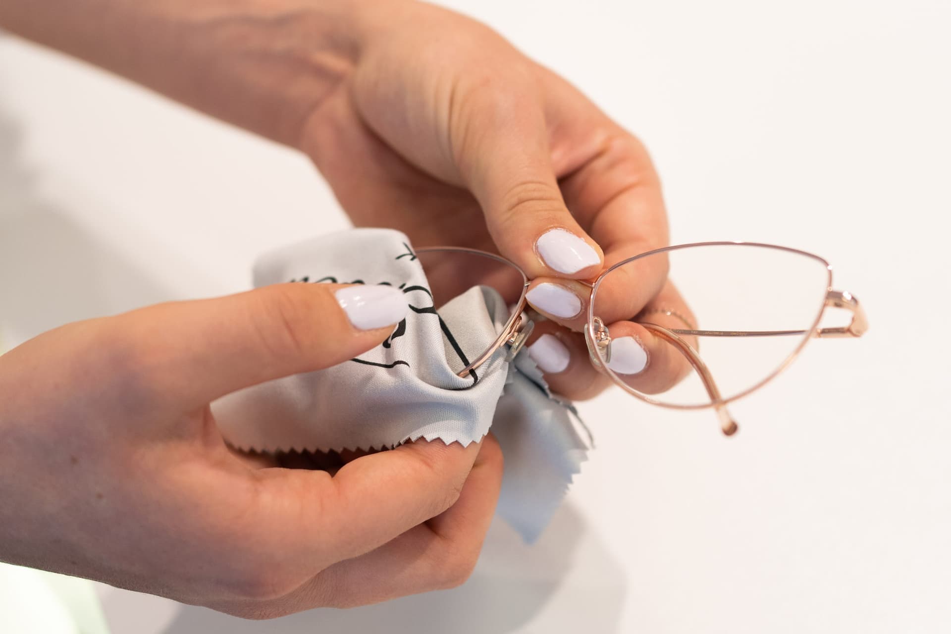 Brille wird fachgerecht mit einem Mikrofasertuch gereinigt