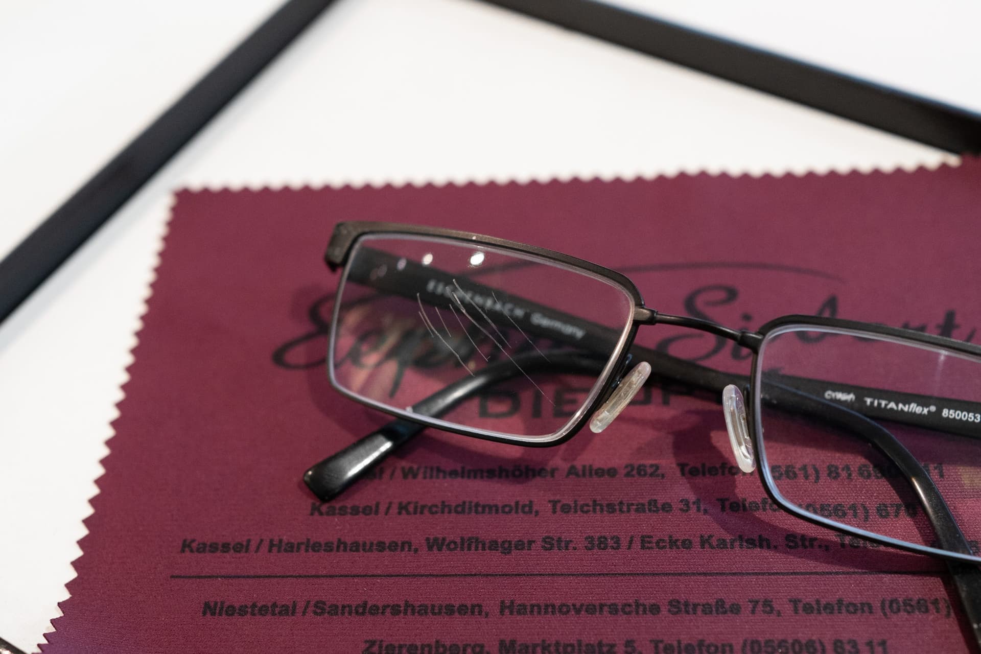 Zerkratztes Brillenglas in Nahaufnahme